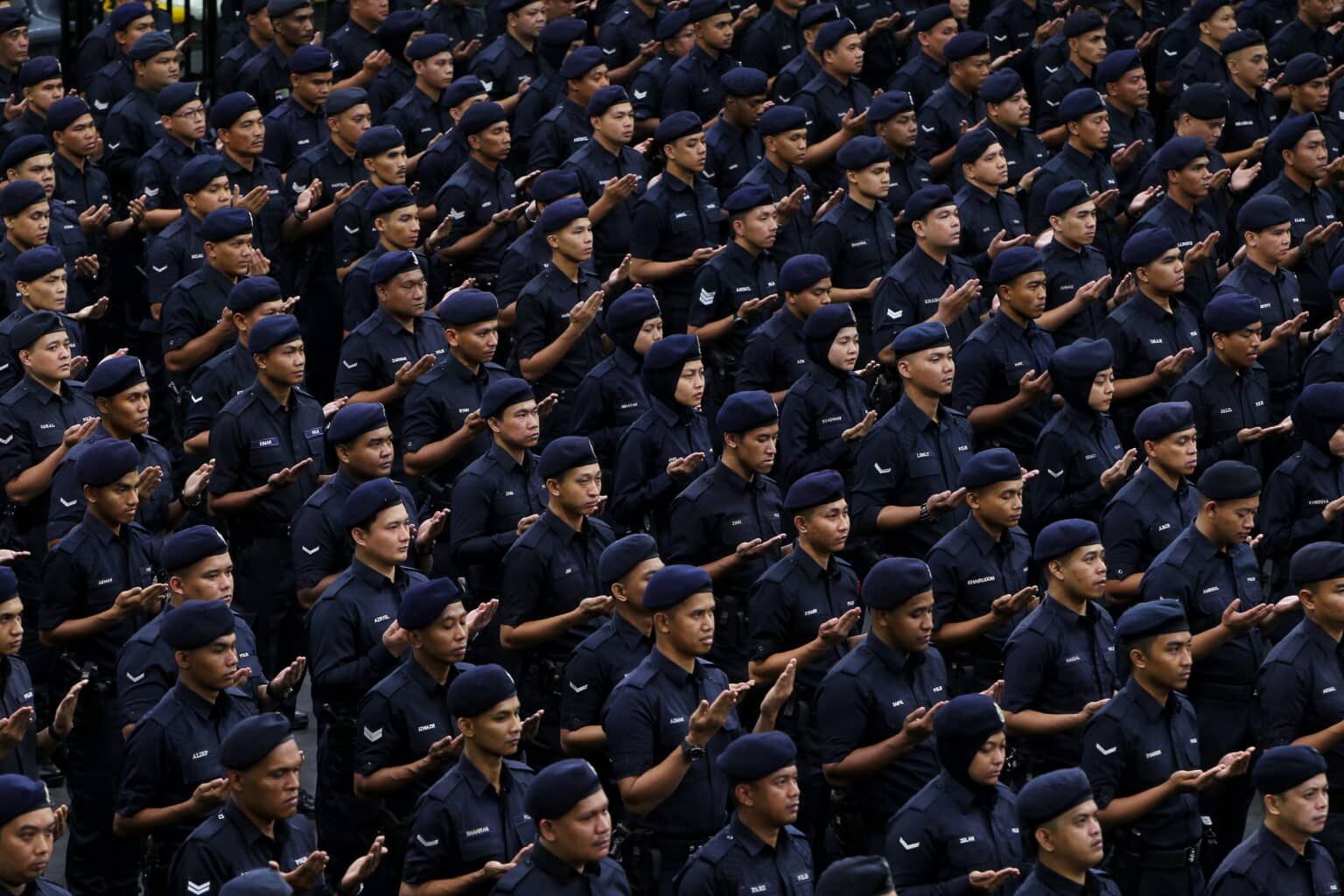 போலீஸ் படை  உறுப்பினர்களின் சம்பளம் மற்றும் ஊதியங்கள் மறுகட்டமைப்பு செய்வது குறித்து மத்திய அரசு ஆய்வு