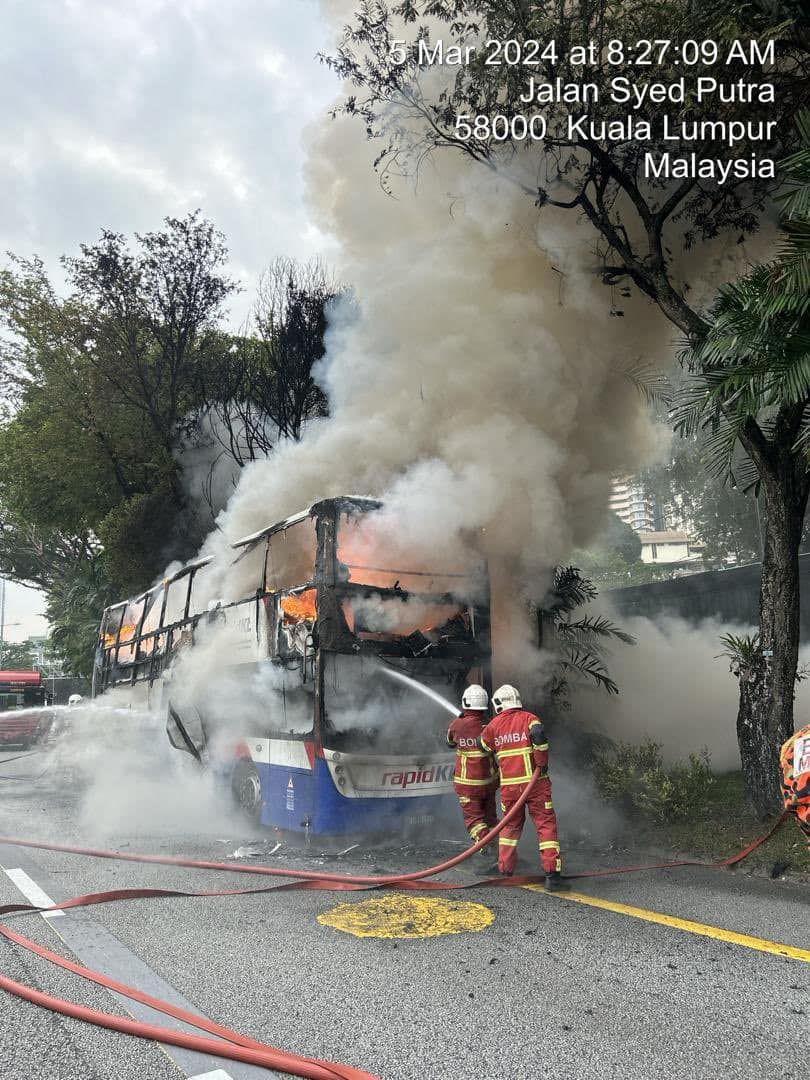巴士今早闹市失火 7乘客及时逃生