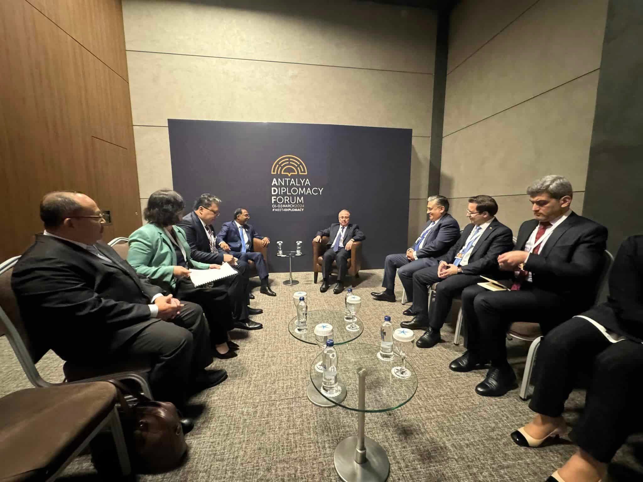 高教部长：大马与7国合作    扩大高教国际化计划