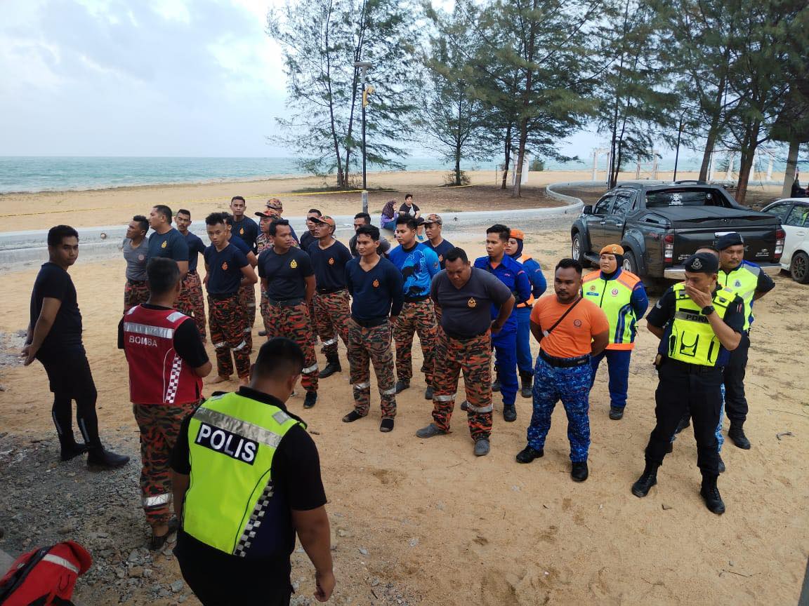 Dua kanak-kanak lemas, seorang selamat ketika mandi di pantai Teluk Lipat