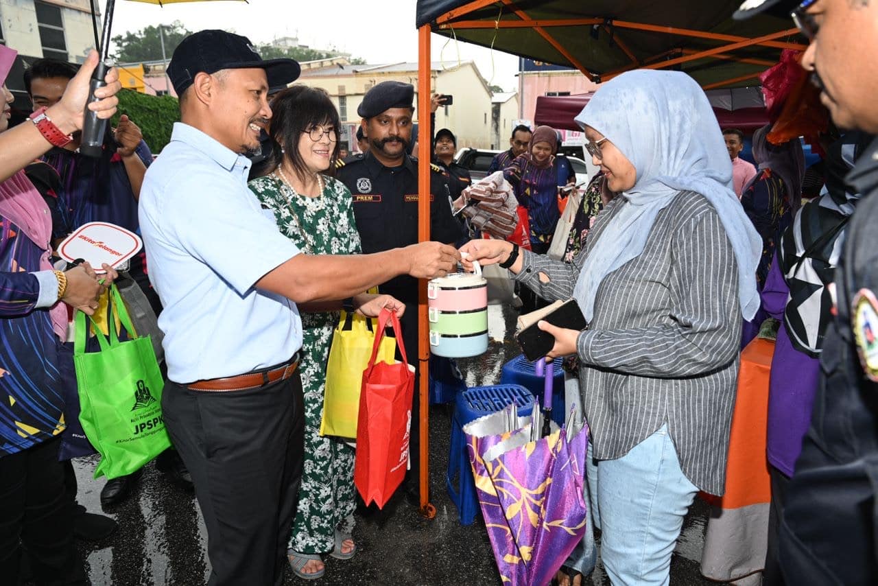 MPS agih 200 mangkuk tingkat, kempen kurang guna beg plastik di bazar Ramadan