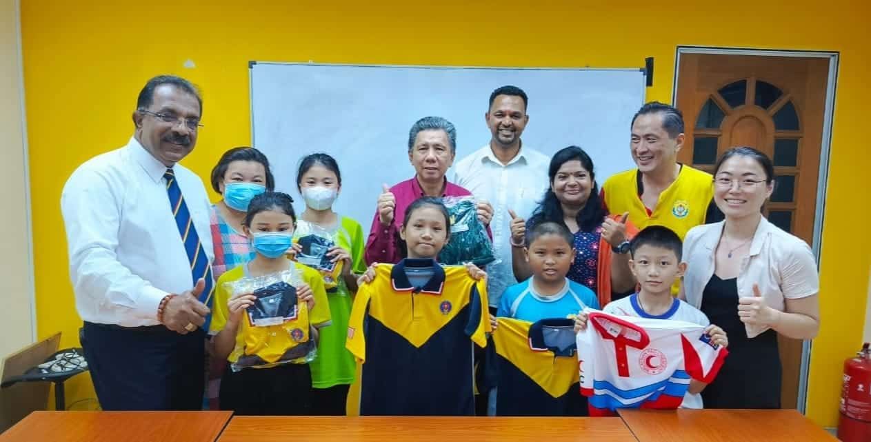 古纳拉为圣淘沙200学生 购买运动制服开学用品