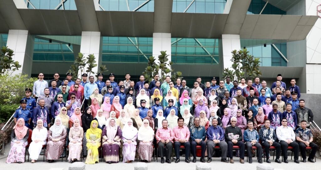 Shah Alam council awards 119 staff for their work performance