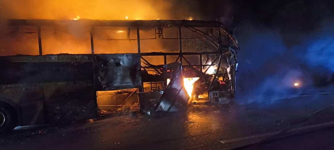 Pemandu bas ekspres rentung dalam kemalangan dengan treler