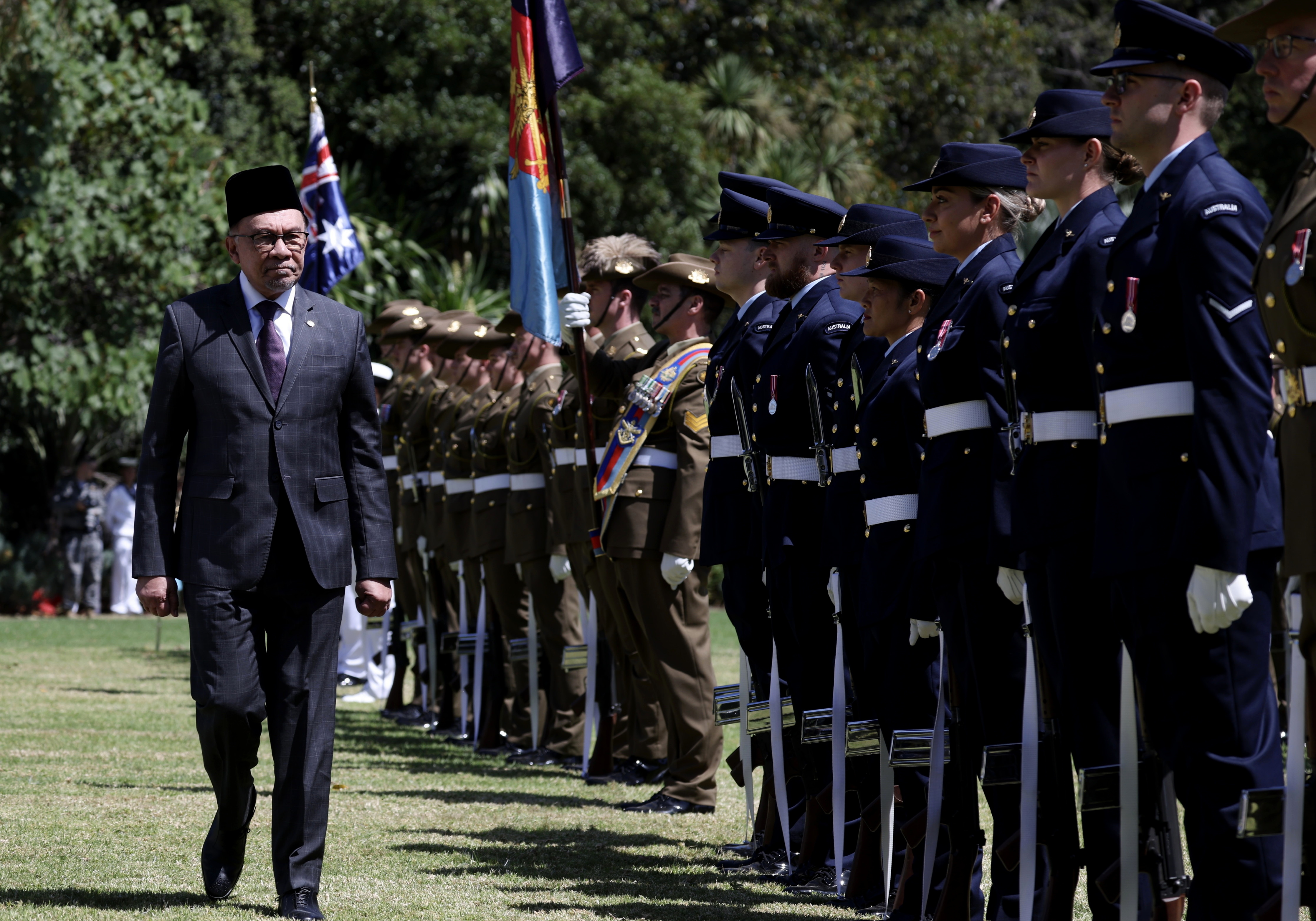 Anwar accorded ceremonial welcome in Melbourne