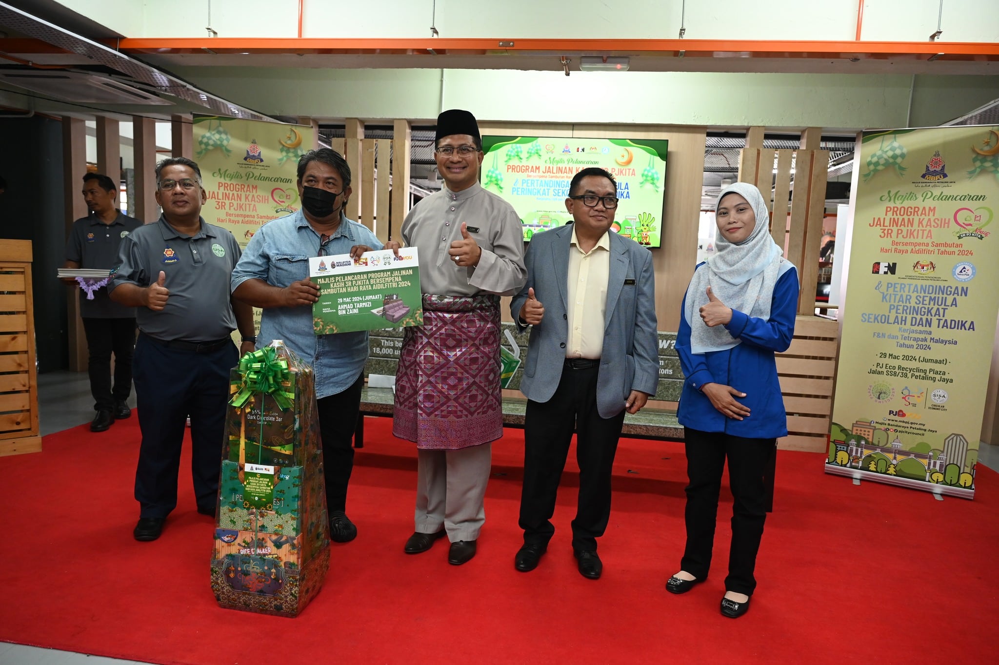 11 keluarga terima sumbangan perabot, baucar dan kuih raya MBPJ