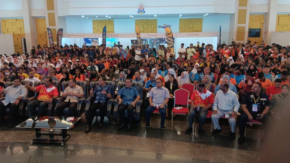 சீருடை மற்றும் திறன் கல்வி  2 நாள் கண்காட்சி பெட்டாலிங் ஜெயாவில் தொடங்கியது.