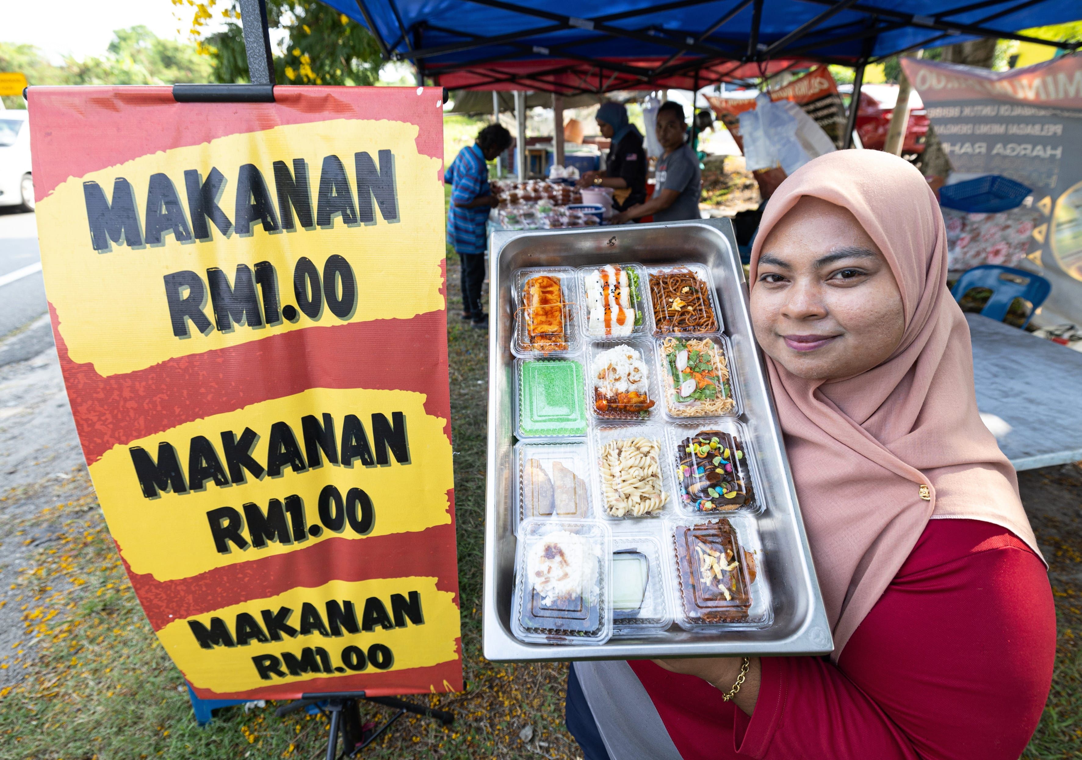 Jual makanan RM1 bantu orang susah, 2,000 pek habis setiap hari