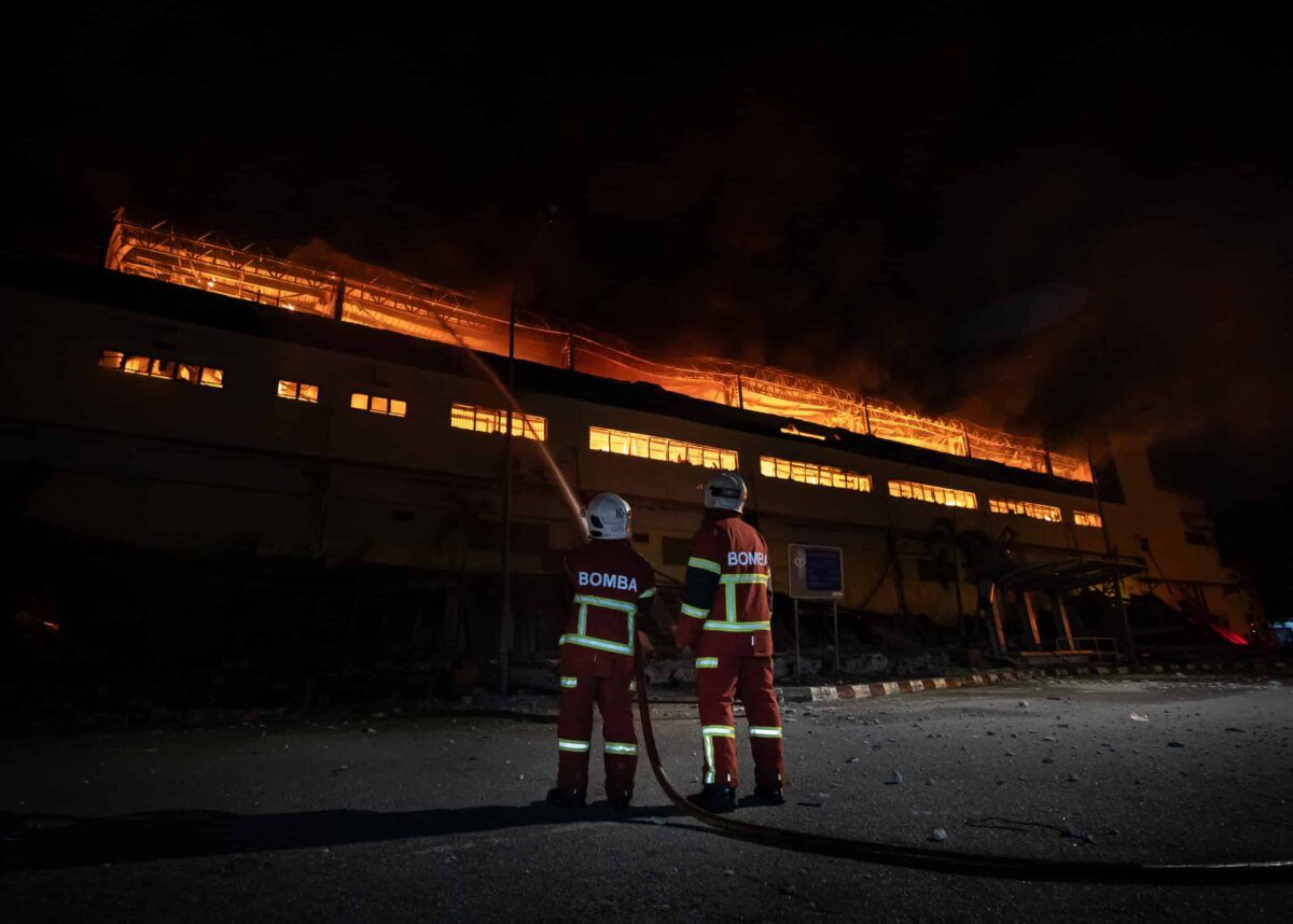 曼锐迈丁霸市火灾   围墙大火中倒塌