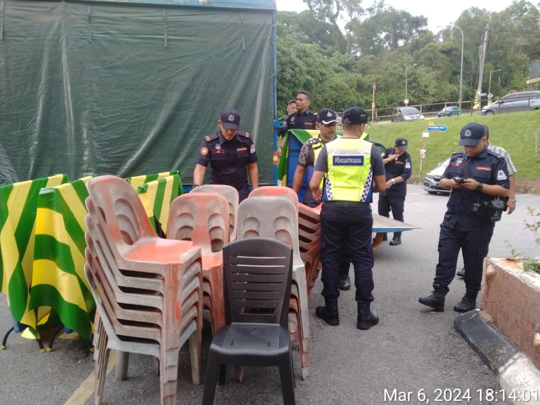 Ganggu trafik, MPS sita kerusi, meja restoran di petak parkir