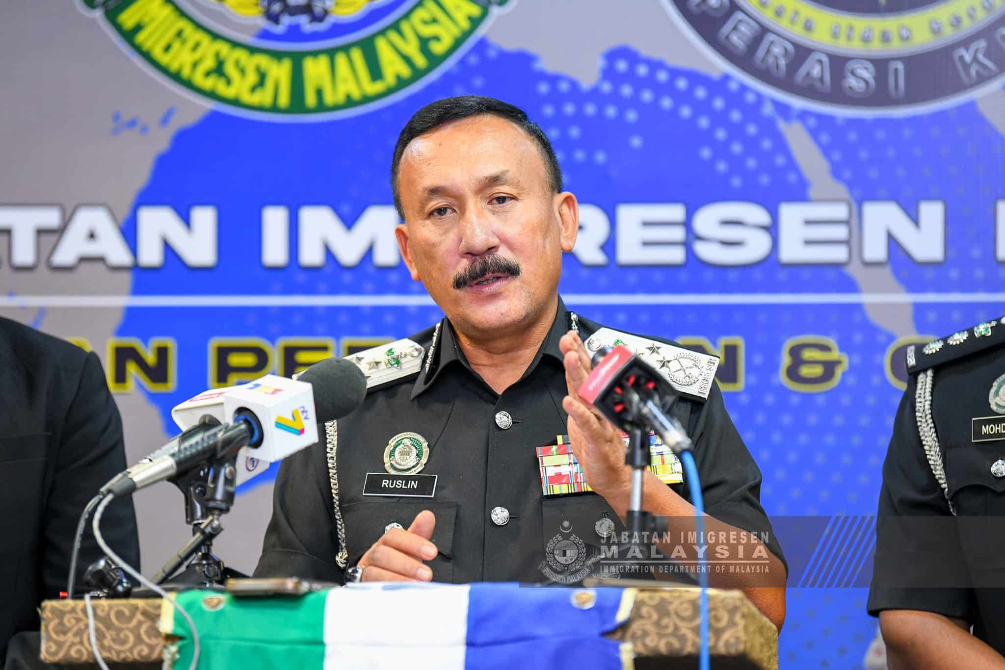 移民局总监：官员不能因不谙国语  拒更新护照