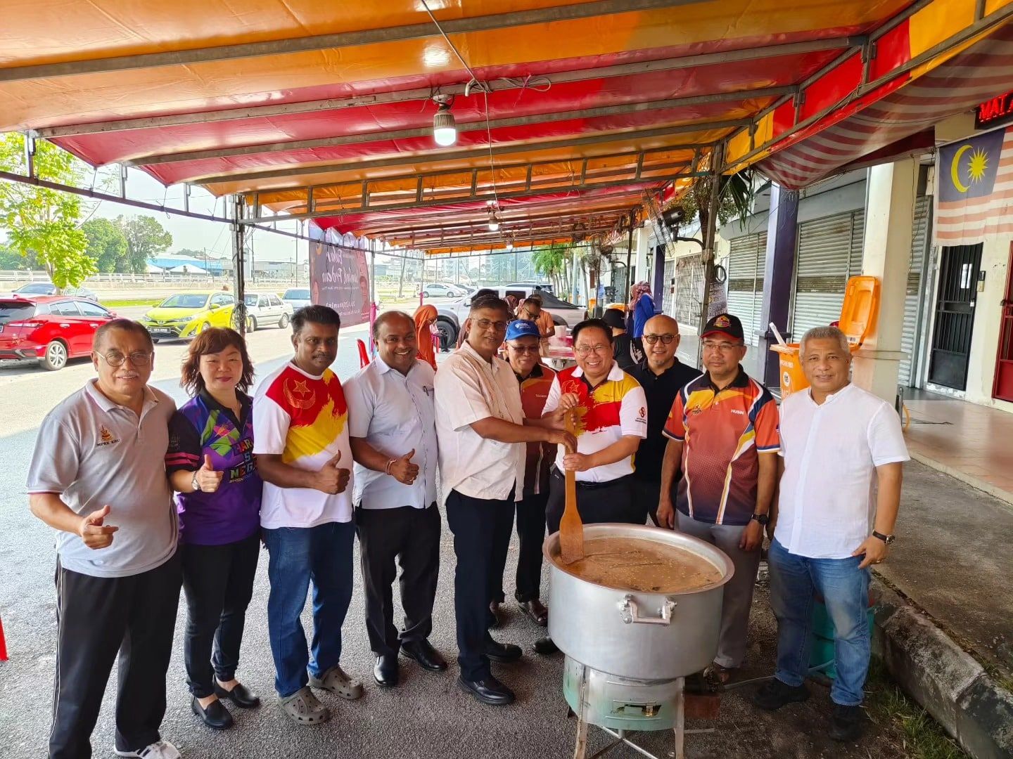 班达马兰各族合力搅拌杂锦粥 场面温馨和谐