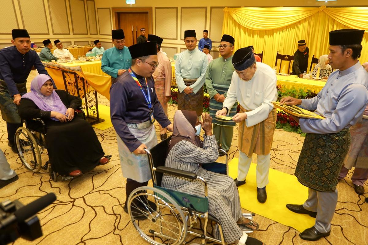 Sultan berbuka puasa bersama rakyat, serah sumbangan raya kepada 430 asnaf