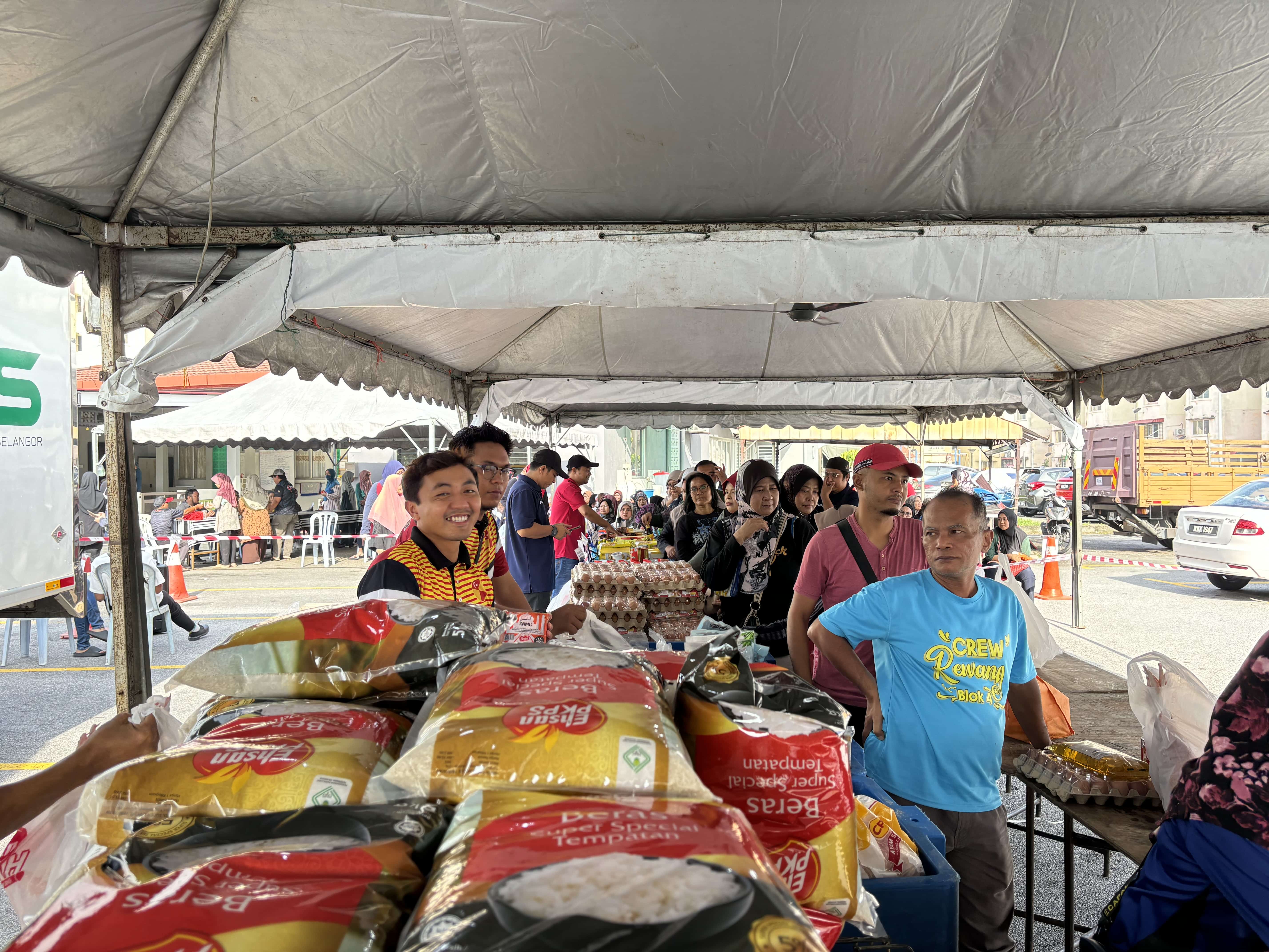 Teruja harga barang murah, pengunjung borong untuk persiapan raya