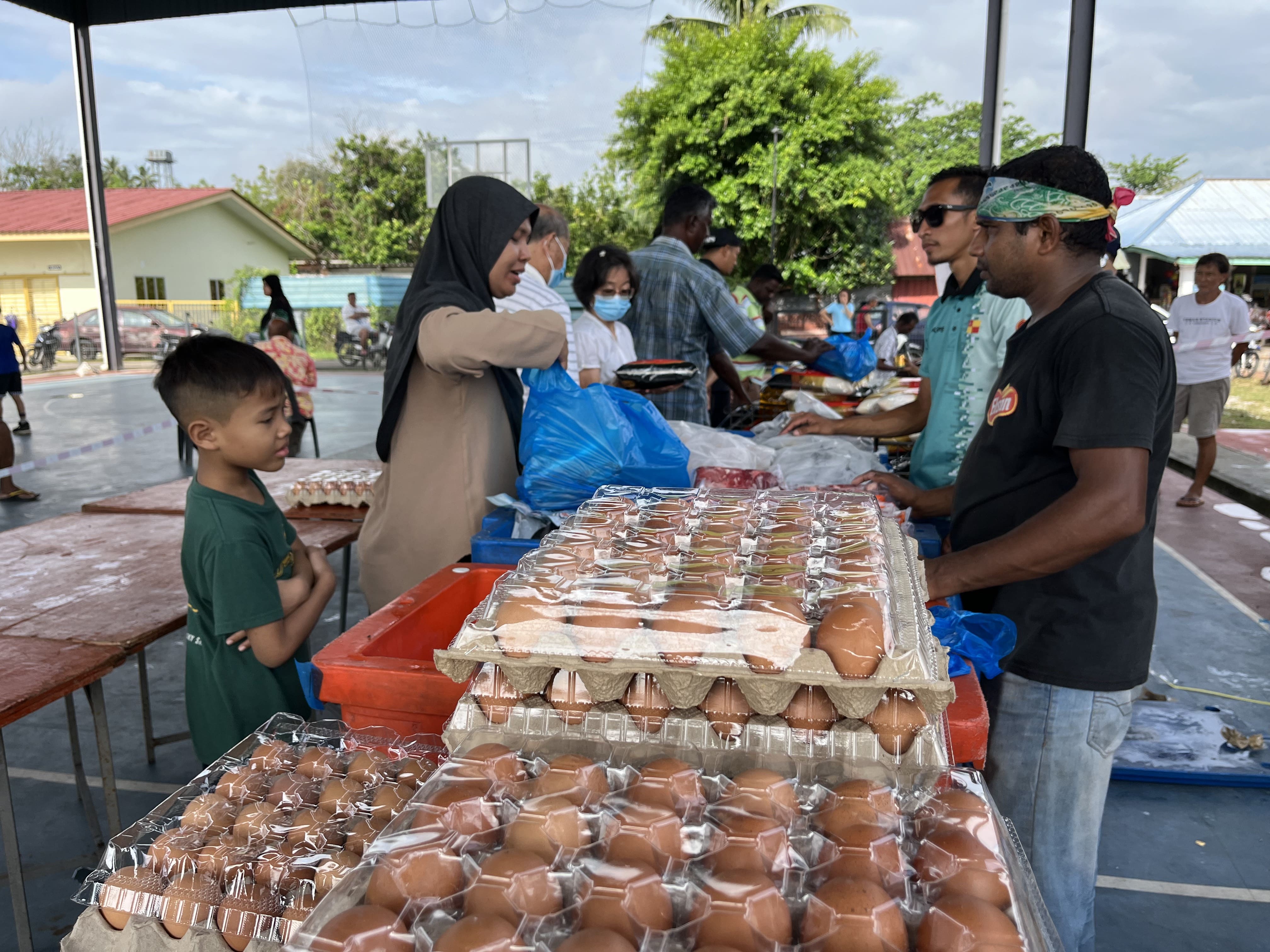 Orang ramai redah hujan kunjungi jualan murah, ayam, ikan habis awal