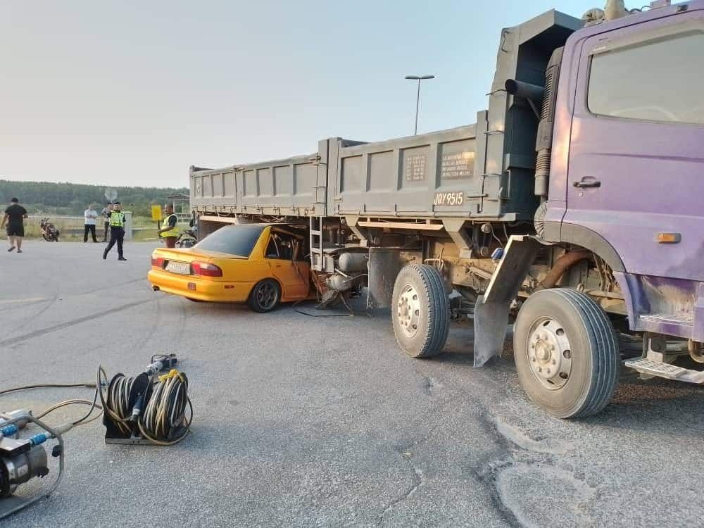 与罗里相撞卡车底 轿车男司机被夹毙