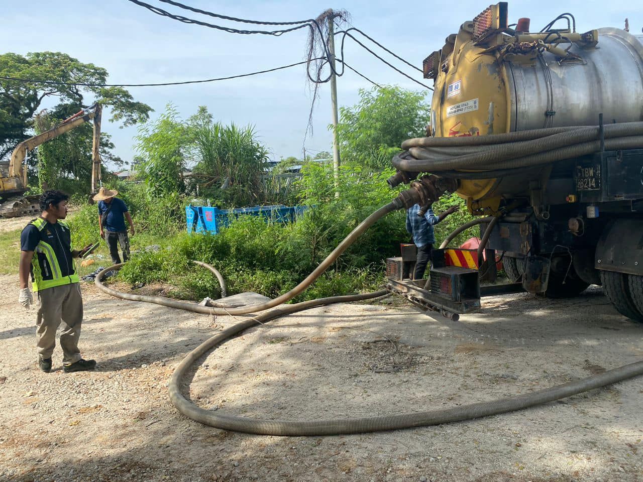 根登河昨日发现油渍大量死鱼  LUAS预计5pm完成清河工作