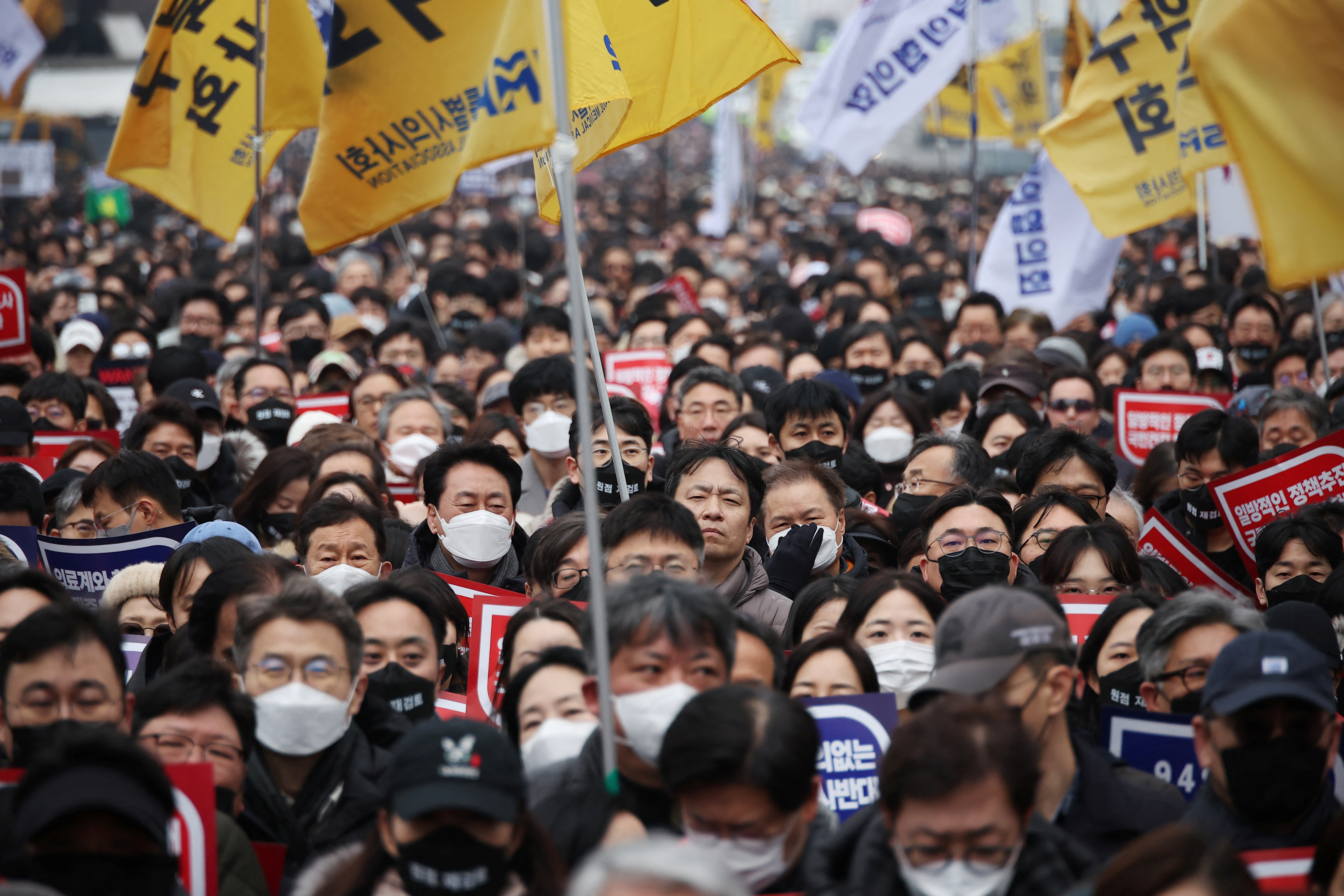 South Korea moves to suspend licences of 7,000 doctors as thousands more take to the streets