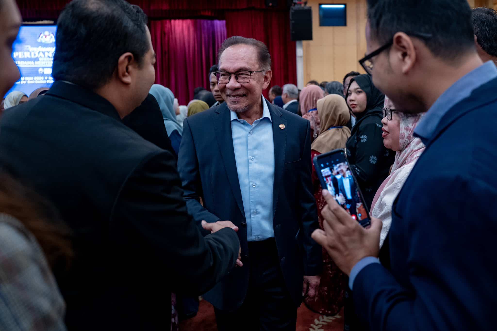 Top govt leaders need to attend refresher course, says PM
