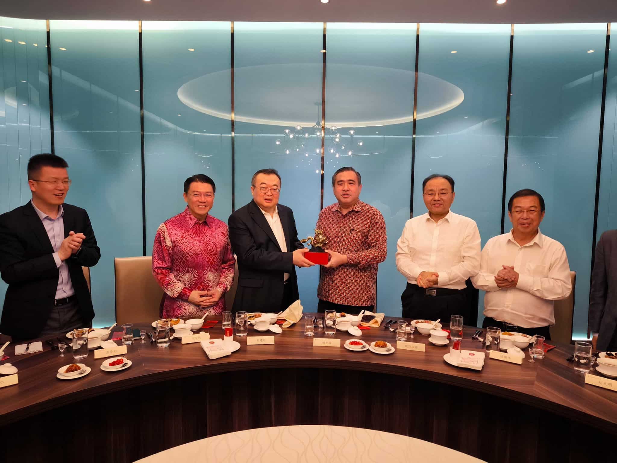 中国中联部部长刘建超抵马拜访  陆兆福尽地主之谊肉骨茶款待