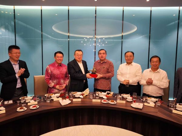 中国中联部部长刘建超抵马拜访 陆兆福尽地主之谊肉骨茶款待