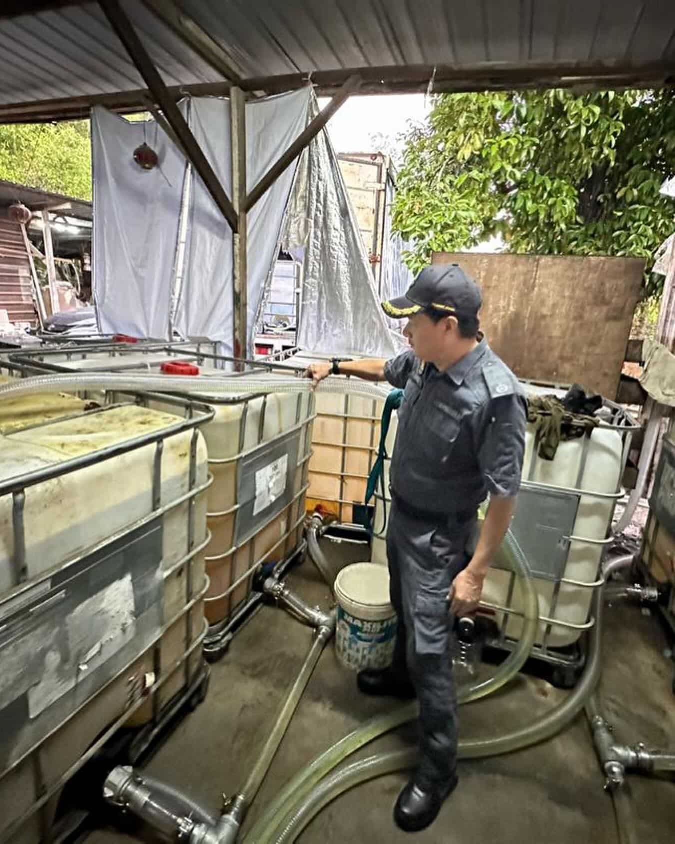 Stor haram di Dengkil simpan 12,000 liter diesel bersubsidi diserbu, dua lelaki ditahan