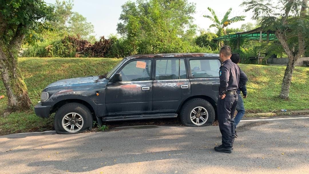 废弃车停住宅路边多时阻碍公共被充公