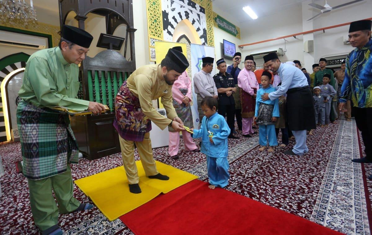 Tengku Amir visits Kuala Langat orphans to present Aidilfitri donations