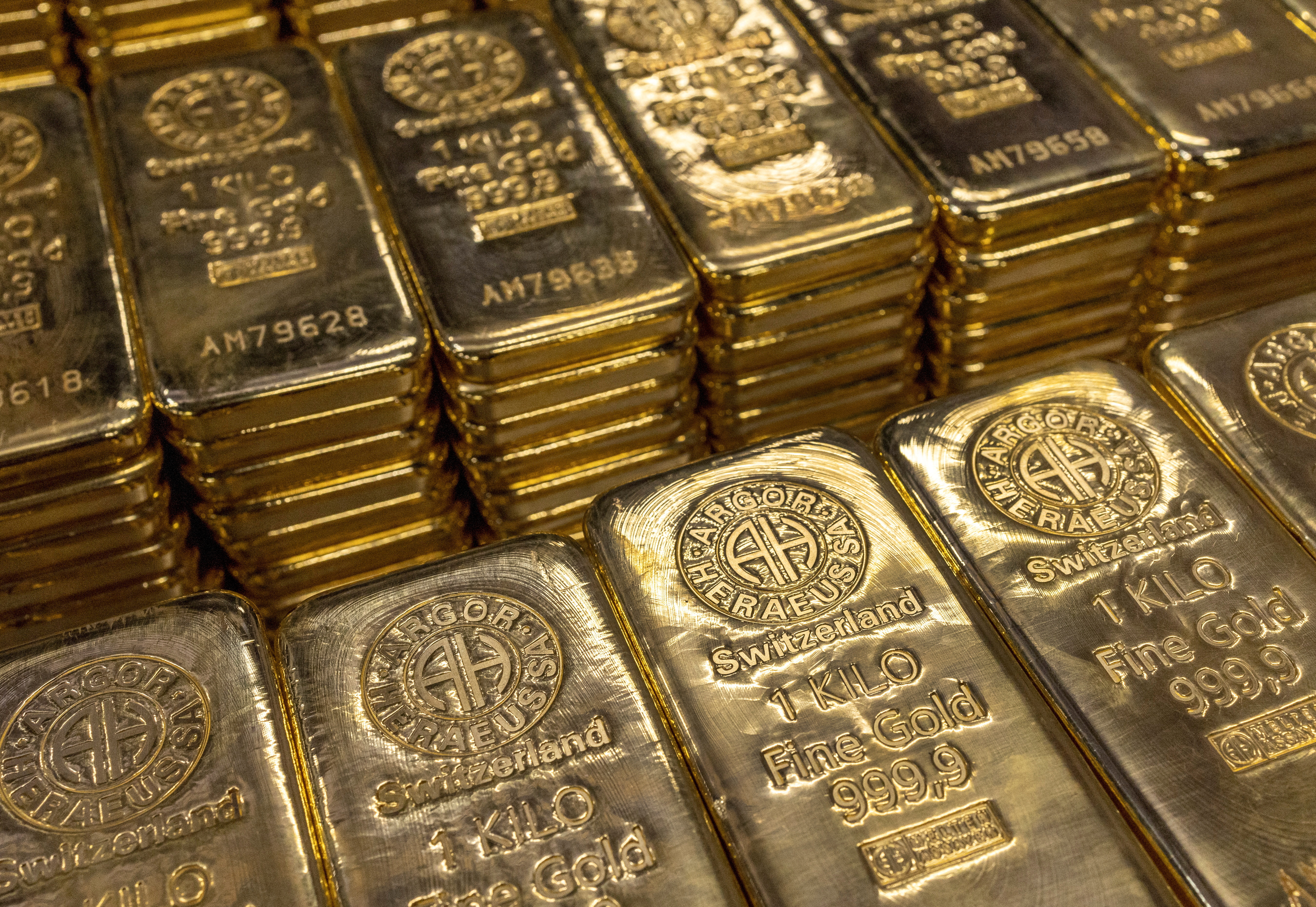 Gold rises as US dollar weakens