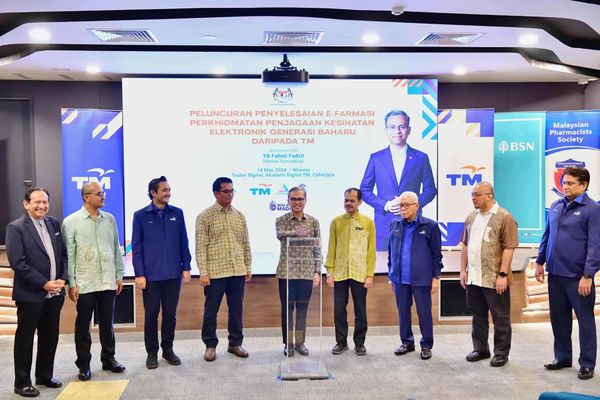 法米:政府没提议制定法令监管社媒