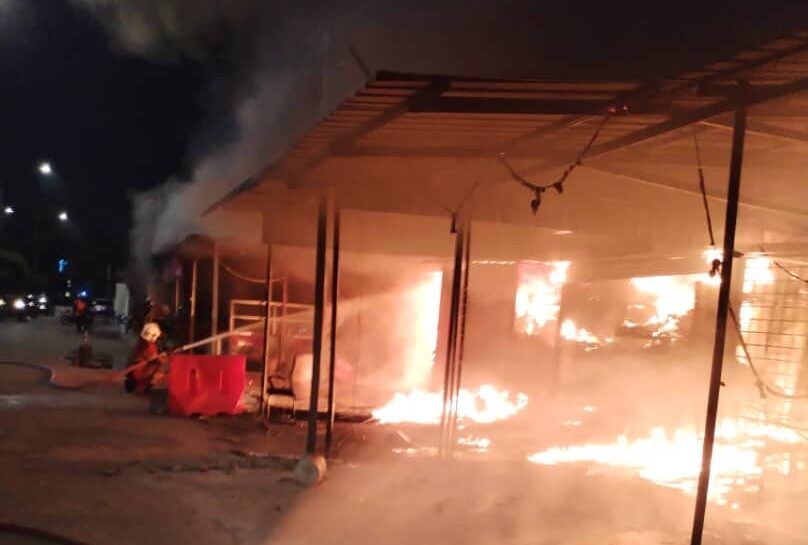 தீவிபத்தில் பத்து வீடுகள் நாசம்- 65 பேர் குடியிருப்புகளை இழந்தனர்