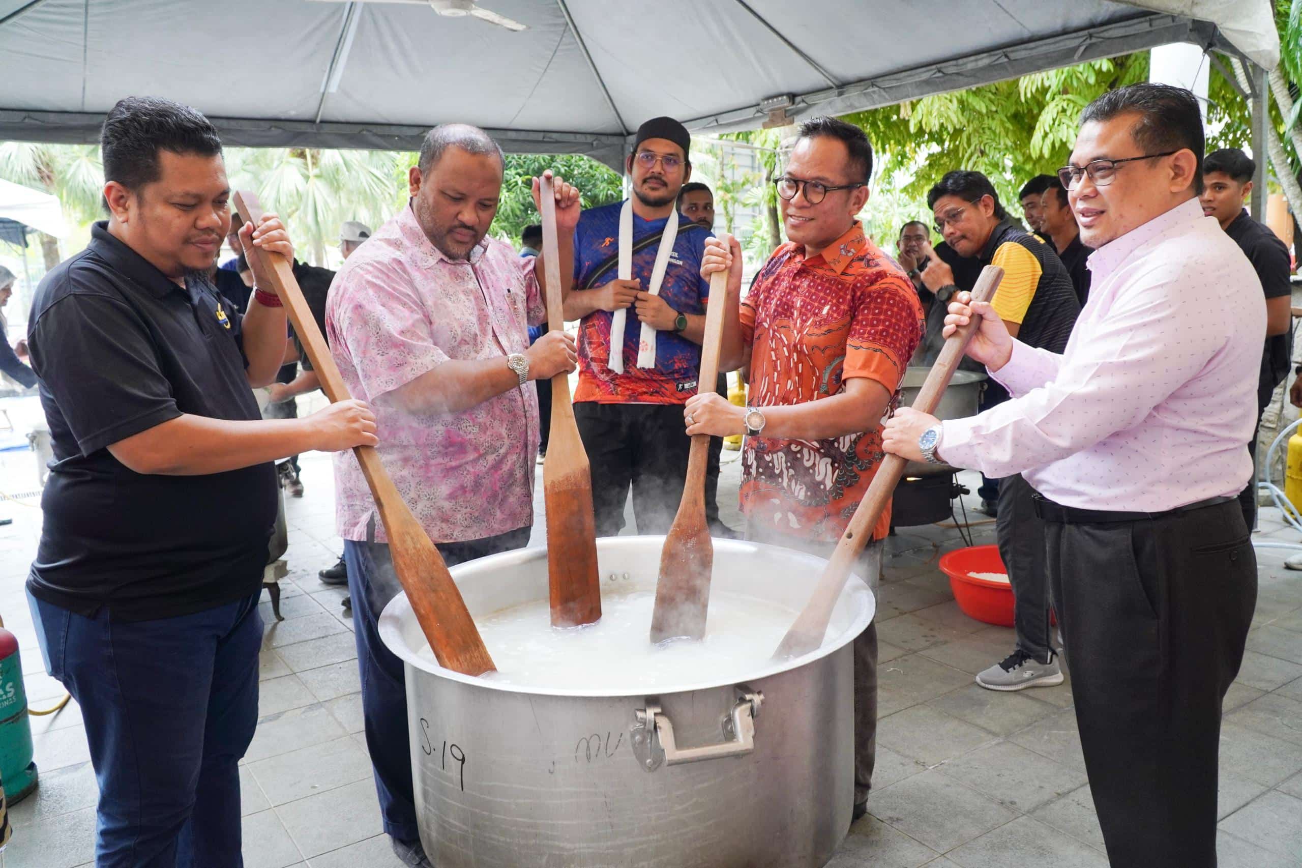 KDEBWM, dua agensi lain teruskan tradisi masak bubur lambuk, edar 1,400 pek