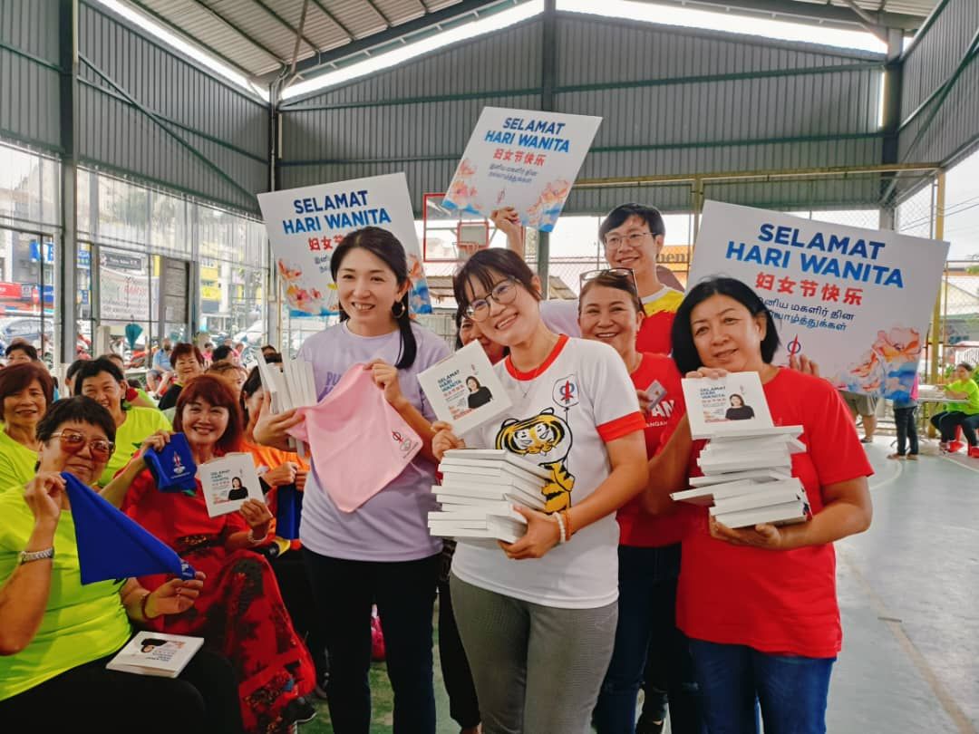 配合妇女节送祝福    杨美盈王诗棋送毛巾新村好品