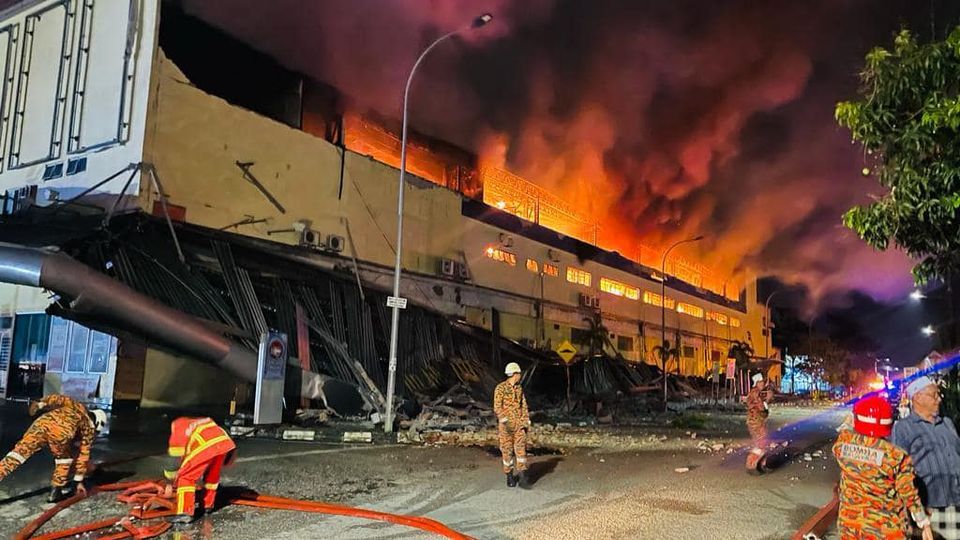 123 bomba, polis, Rela dan APM terlibat padam kebakaran pasar raya