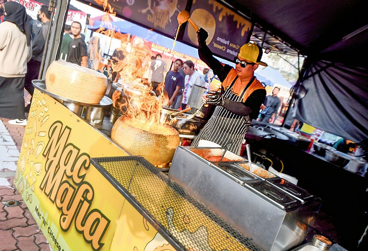 Aneka juadah gharib gamit pengunjung bazar Ramadan