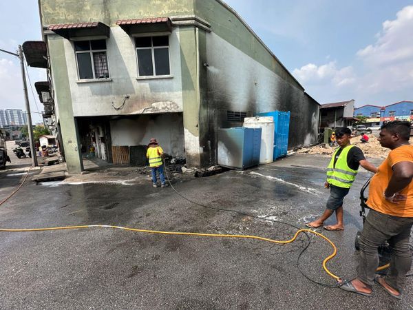 加影化学品仓库火灾 雪水务管理局火速应对保住水源