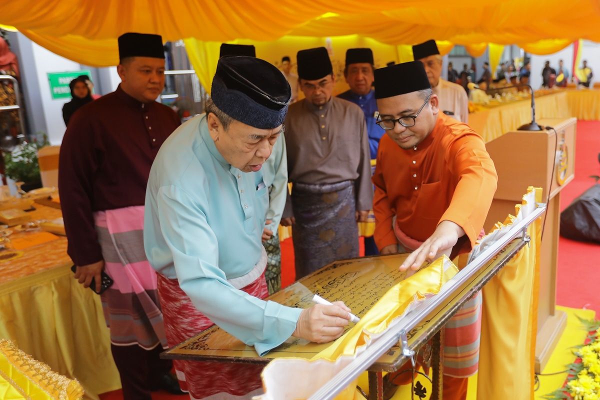 Sultan rasmi Masjid Kampung Melayu Rasa, agih bantuan kepada 437 asnaf