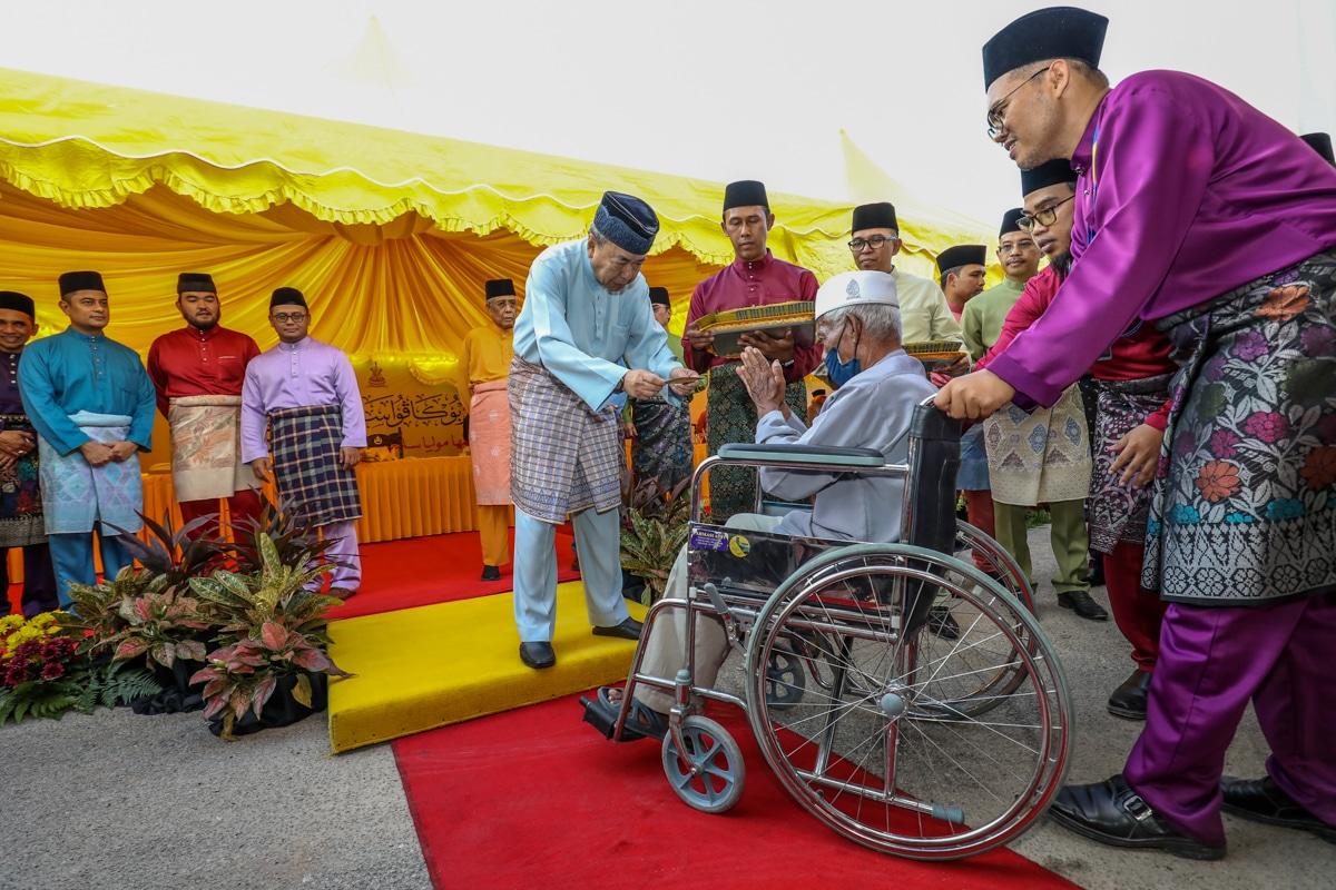 Sultan berbuka puasa bersama rakyat, serah sumbangan kepada 458 asnaf