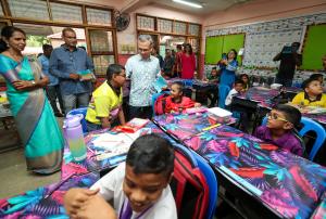 பல காரணங்களால் ஆசிரியர்கள் முன்கூட்டியே தங்களின் சேவையிலிருந்து விலகிக் கொள்கின்றனர்