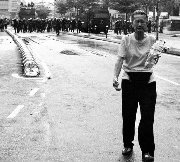 安华撰文悼念安妮婆婆 坚毅形象永被铭记