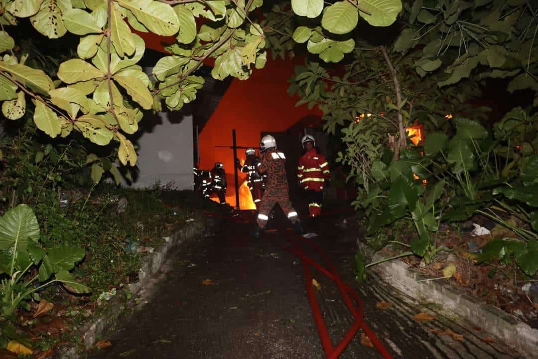Setinggan Kampung Pandan terbakar, penduduk lari ke jalan utama