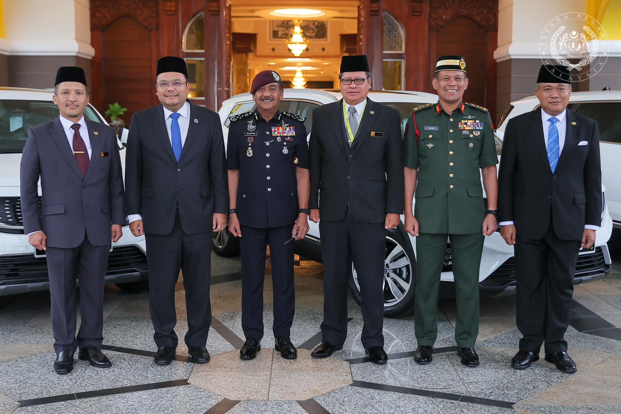 元首御赐表彰卓越服务贡献 赐警察总长王宫大臣宝腾X90