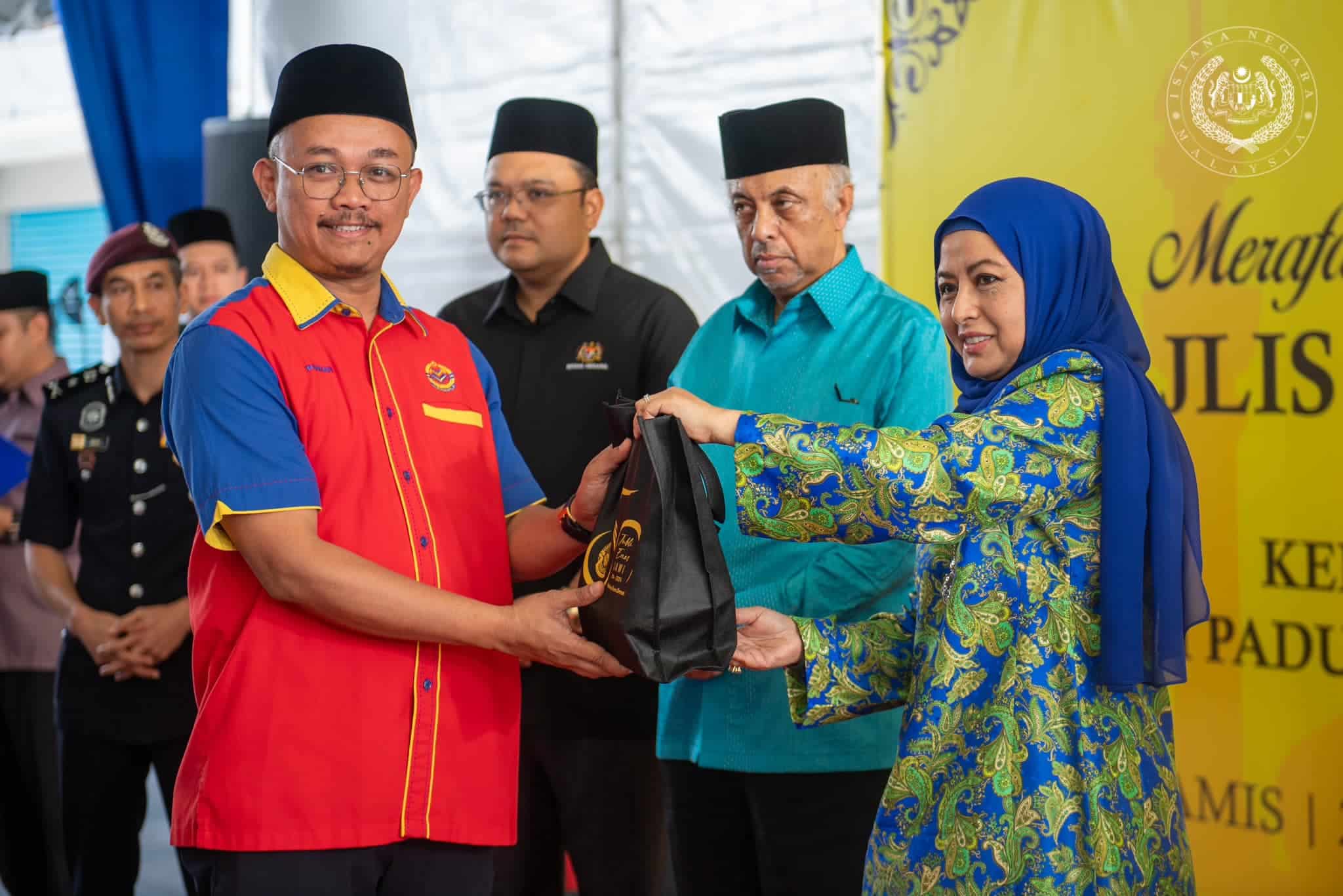 Queen distributes bubur lambuk at Masjid Jamek Kampung Baru