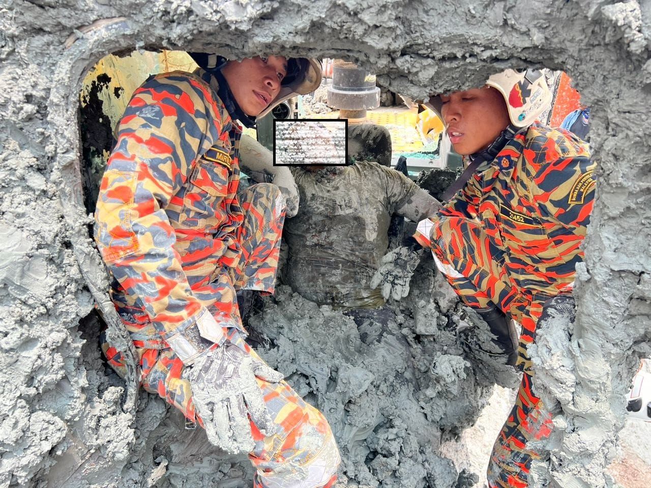 矿场土崩压死挖掘机司机