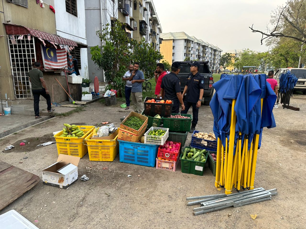 Sembilan penjaja termasuk empat warga asing diambil tindakan berniaga tanpa lesen