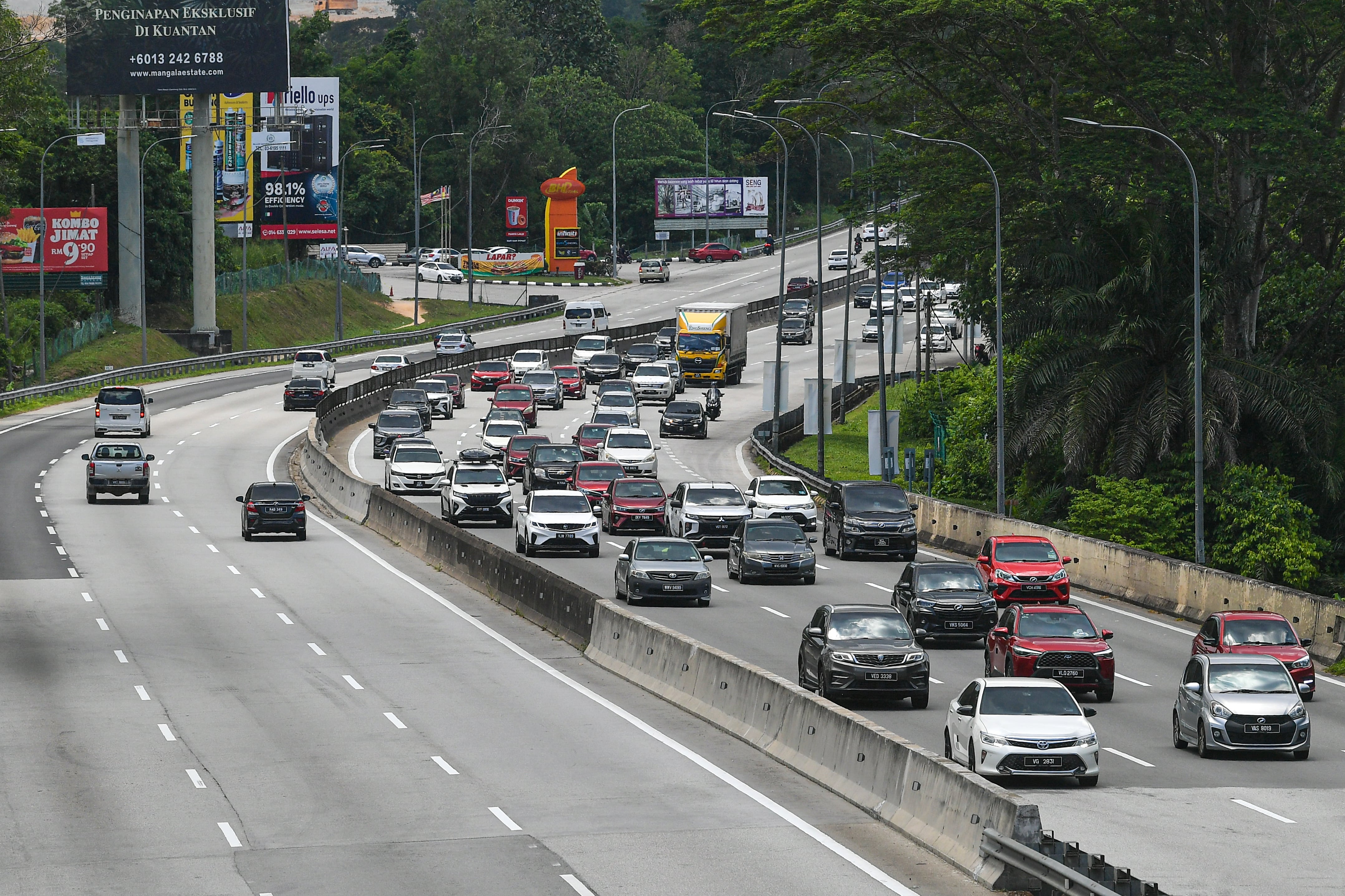 Aliran trafik perlahan di lebuh raya utama takat 5 petang