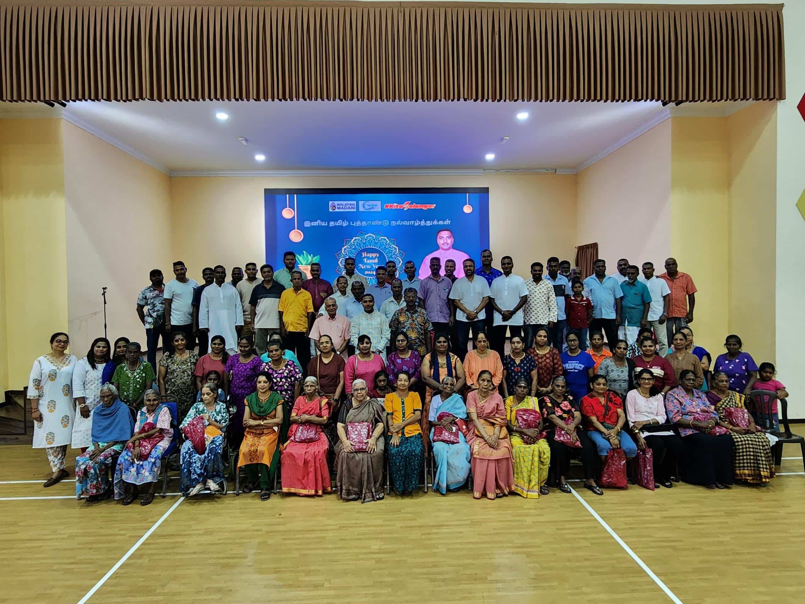 செமினி சித்திரை புத்தாண்டு  கொண்டாட்டத்தில்   150  சேலைகள் & பலகாரங்கள்  அன்பளிப்பு