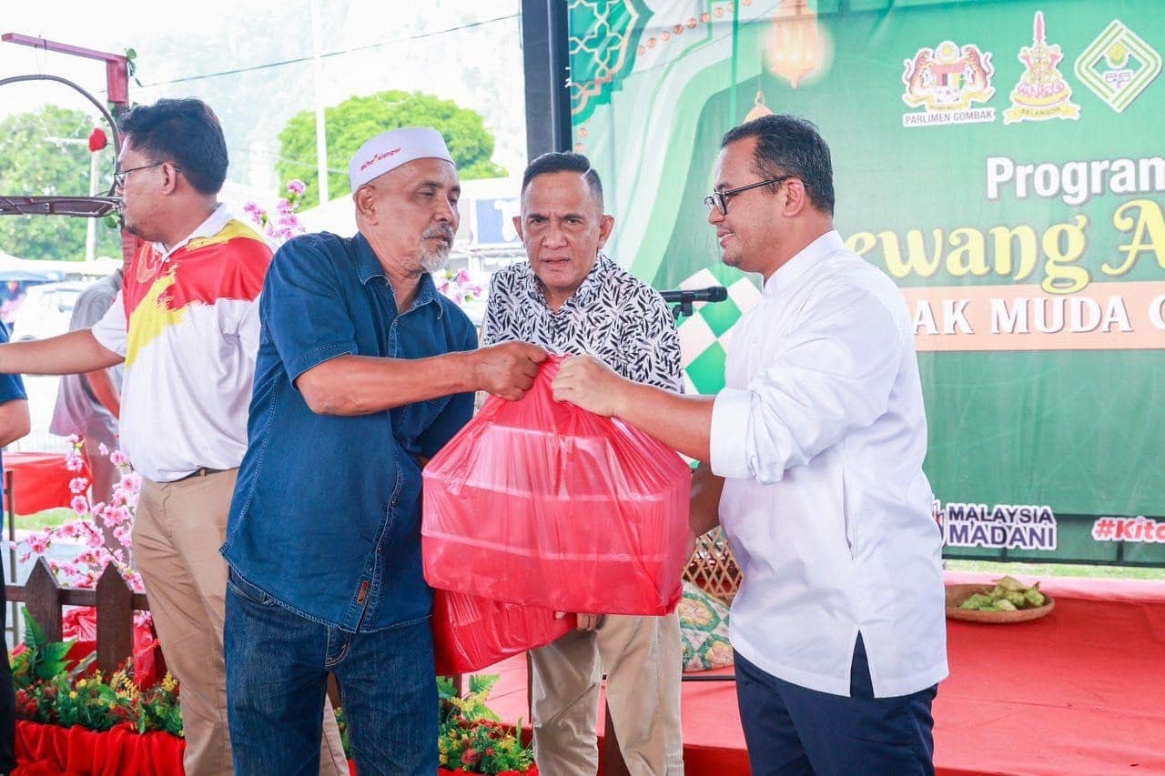 MB agih daging lembu bantu golongan memerlukan sambut raya