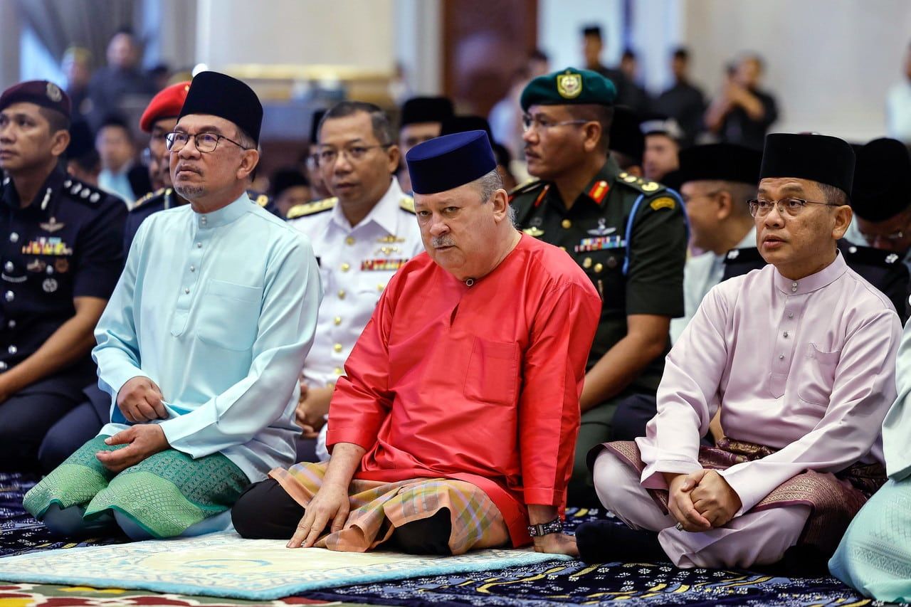 King, Queen perform Aidilfitri prayers at Istana Negara