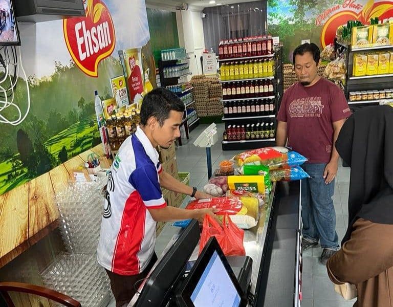 Potongan harga barangan asas di cawangan Ehsan Mart pada 8 April